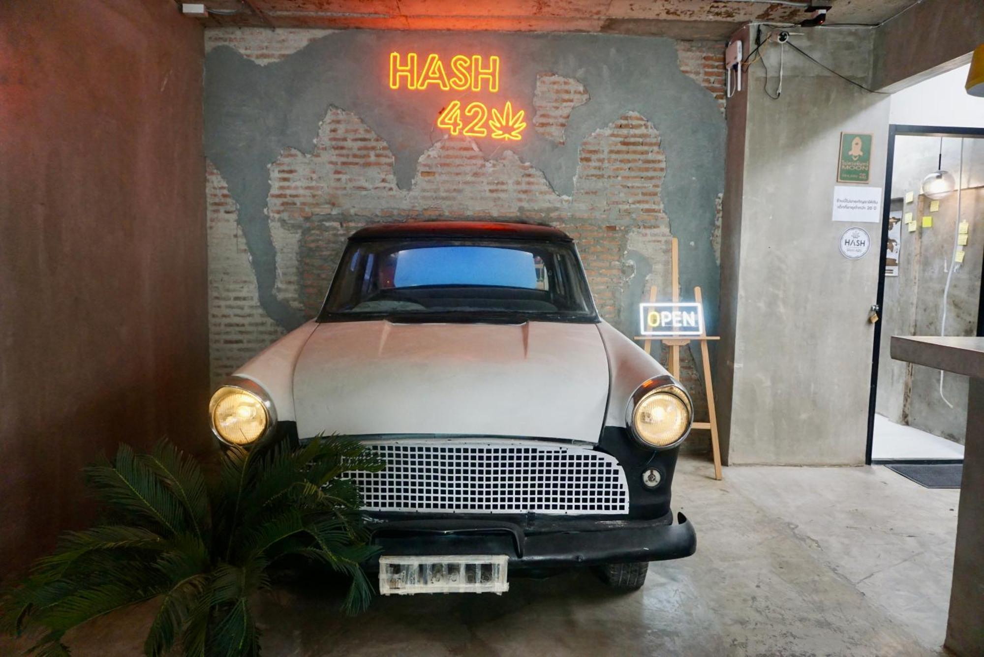 อพาร์ทเม้น Hash Silom Soi 3 - Hip And Funky With Rooftop View *